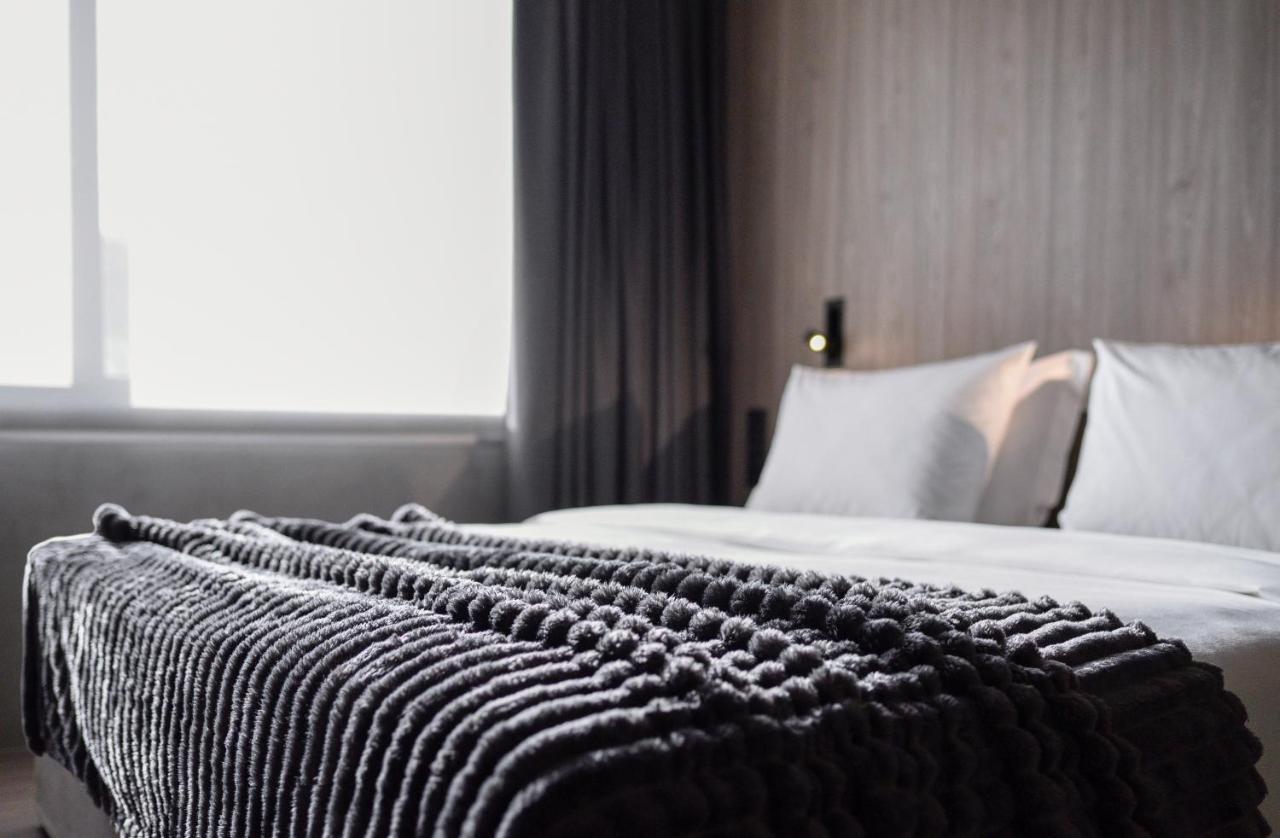 Onoma Hotel Салоники Экстерьер фото A bed with a throw