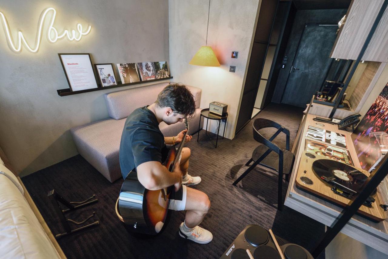 Onoma Hotel Салоники Экстерьер фото A tattoo artist working in a studio